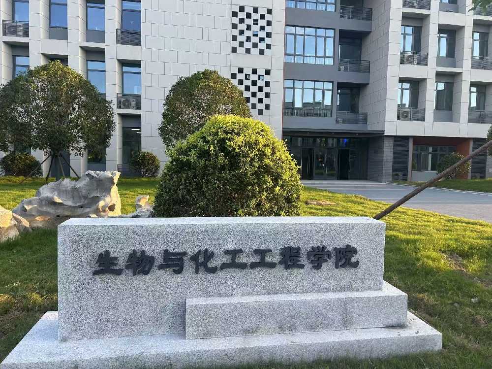 达坂城区扬州职业大学体育场高杆灯项目